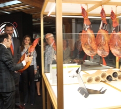 Los Príncipes observan los productos españoles expuestos en la muestra "Tapas: Spanish Design for Food"